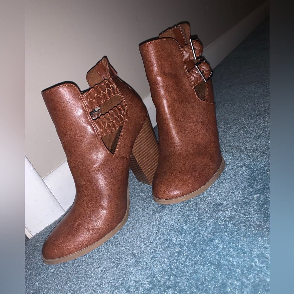 American eagle brown boots. Size 10. Scuff marks in the right heel. See pics.